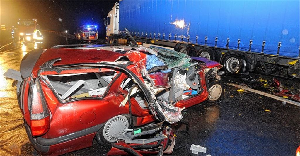Kaum zu glauben: Der Fahrer des Renaults, der in der Nacht auf Samstag auf der B35 in einen abgestellten Sattelzug rast, kommt mit dem Leben davon. Foto: Fotomoment