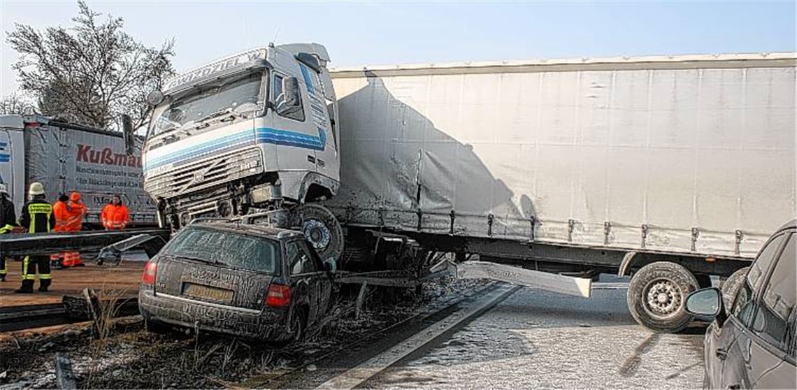 Kaum zu glauben: Die drei Insassen des Audis aus den Niederlanden kommen bei dem Unfall auf der A8 mit leichten Blessuren davon. 