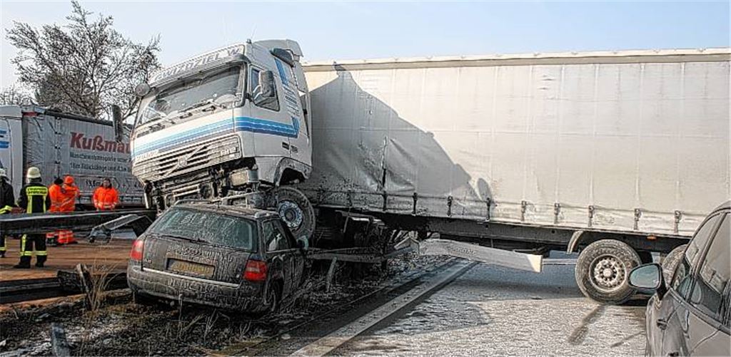 Kaum zu glauben: Die drei Insassen des Audis aus den Niederlanden kommen bei dem Unfall auf der A8 mit leichten Blessuren davon. 