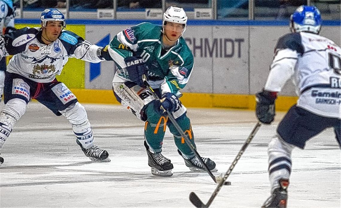 Kaum zu halten: Joshua Bailey (Mitte, hier gegen den SC Riessersee) ist seit seiner Verpflichtung Anfang November an 40 Prozent der Steelers-Tore beteiligt. Fotos: Simecek