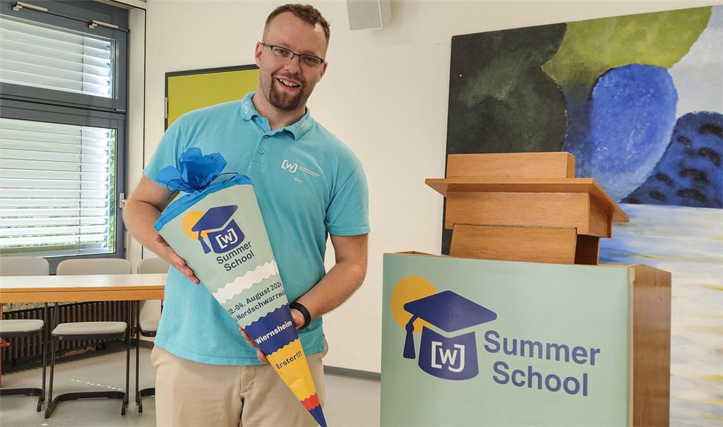 Kay Bäumges mit einer Schultüte: Der Sprecher der Wirtschaftsjunioren freut sich auf ein besonderes Sommerangebot und ganz neues Bildungsformat. Foto: Deeg