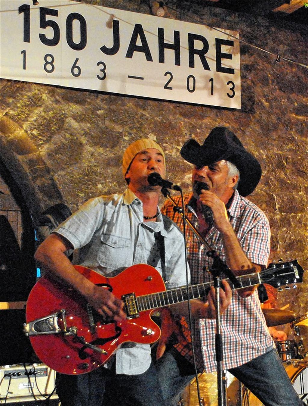 „Kay Double You and the Hounddogs“.