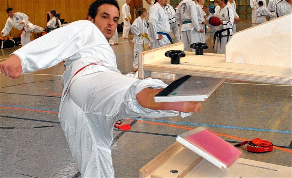 Kay Schwartz beim Bruchtest. Die Bretter haben eine Sollbruchstelle und sind für Männer 2,5 Zentimeter dick. Foto: Stahlfeld