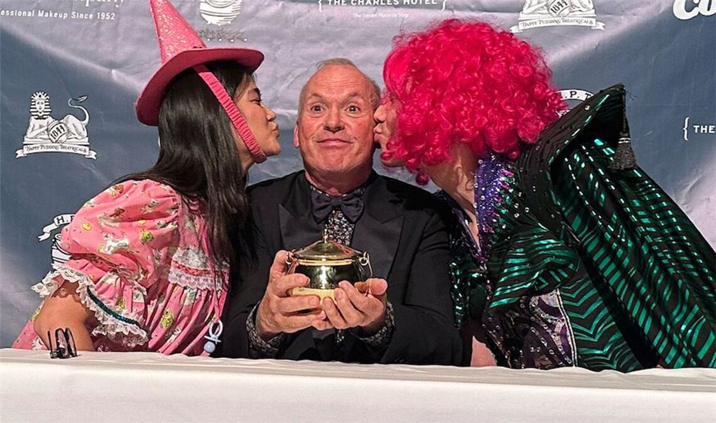 Keaton trat mit Batman-Kostüm auf die Bühne.