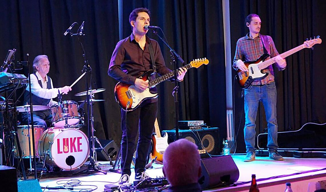 Kehrt nach seinem erfolgreichen Auftritt 2023 in der Reihe „Bluesfrühling“ zurück:Sänger und Gitarrist Lukas Schüßler und seine Band glänzen beim Konzert in Mühlacker mit einem spannenden Genre-Mix und virtuosem Gitarrenspiel. Foto: Czop