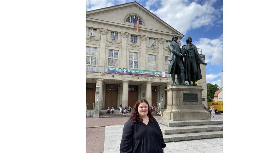 Kein Arbeitsort wie jeder andere: Antonia Bächle vor dem Goethe-Schiller-Denkmal und dem Nationaltheater in Weimar. Foto: privat