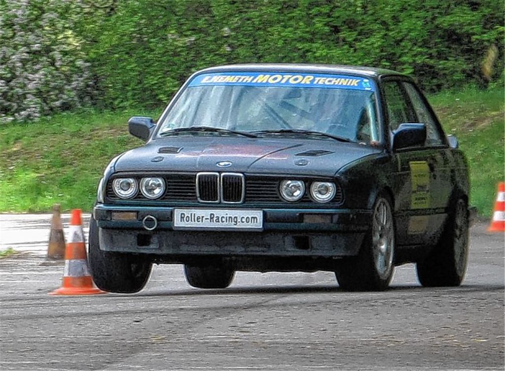 Kein Ausflug ins Grün: Udo Rollers BMW behält in Waiblingen diesmal Bodenhaftung.