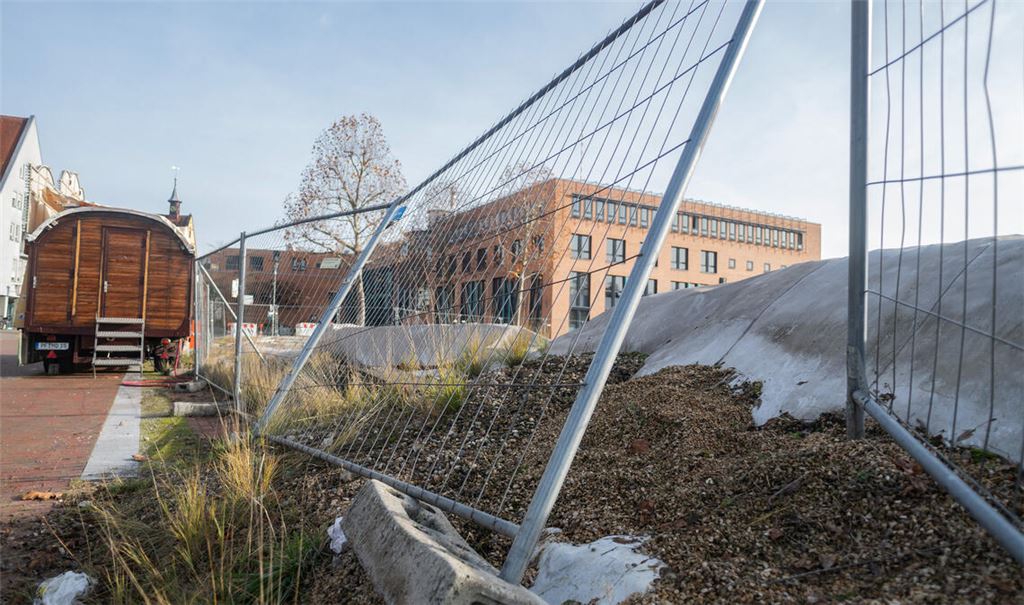 Kein Dauerzustand: Am Martinimarkt hat sich wieder einmal gezeigt, dass der windschiefe Bauzaun rund ums „Mühlehof-Loch“ kein optisches Aushängeschild ist. Foto: Fotomoment