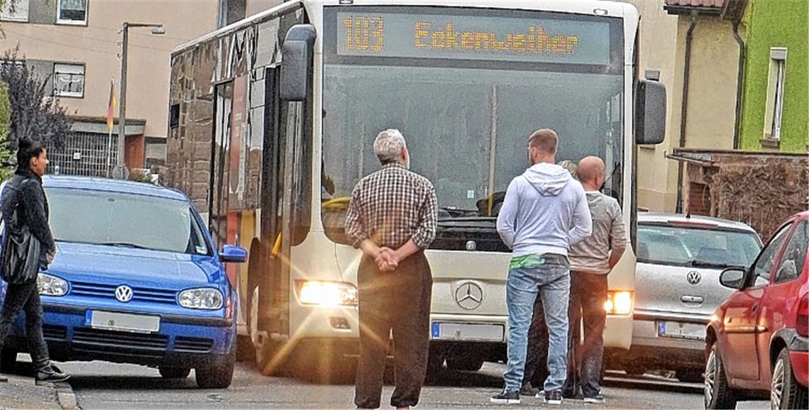 Kein Durchkommen: Die Eckenweiherstraße wird nicht nur für den Bus zum Nadelöhr.