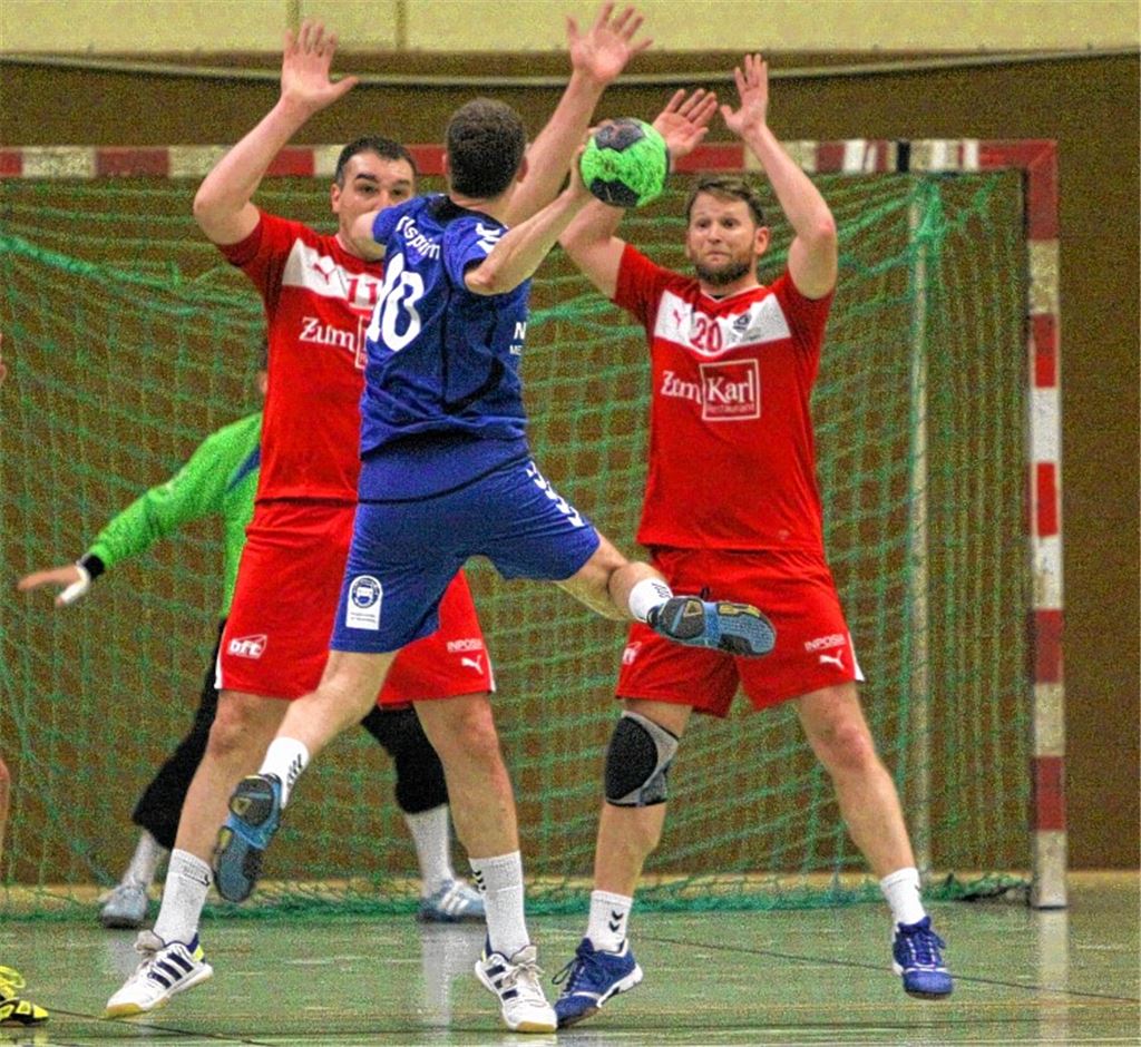 Kein Durchkommen für Ispringens Christian Thumbauer (in Blau). Die Knittlinger Abwehr mit den langen Spasoje Ignjatovic (li.) und Alexander Fain steht wie eine Wand. Foto: Eigner