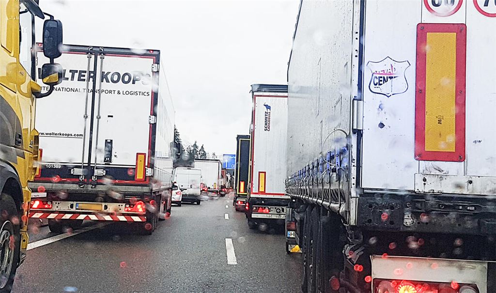 Kein Durchkommen für Polizei, Feuerwehr und Rettungsdienst: Die Bildung einer Rettungsgasse ist nicht nur, aber vor allem auch auf der Autobahn Pflicht. Symbolfoto: Polizei Pforzheim