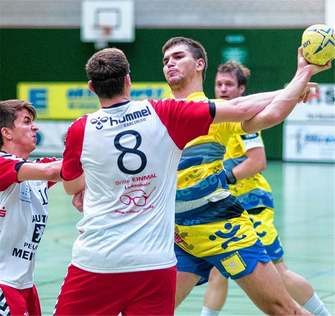 Kein Durchkommen für die blau-gelben Angreifer: Die HSG Linkenheim/Hochstetten/Liedolsheim entscheidet das Duell der Aufsteiger für sich. Foto: Zschorsch