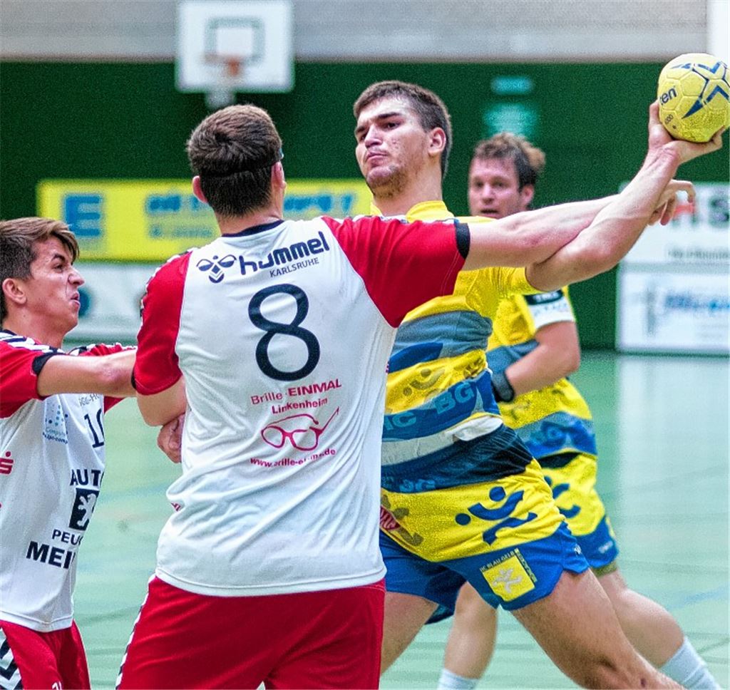 Kein Durchkommen für die blau-gelben Angreifer: Die HSG Linkenheim/Hochstetten/Liedolsheim entscheidet das Duell der Aufsteiger für sich. Foto: Zschorsch