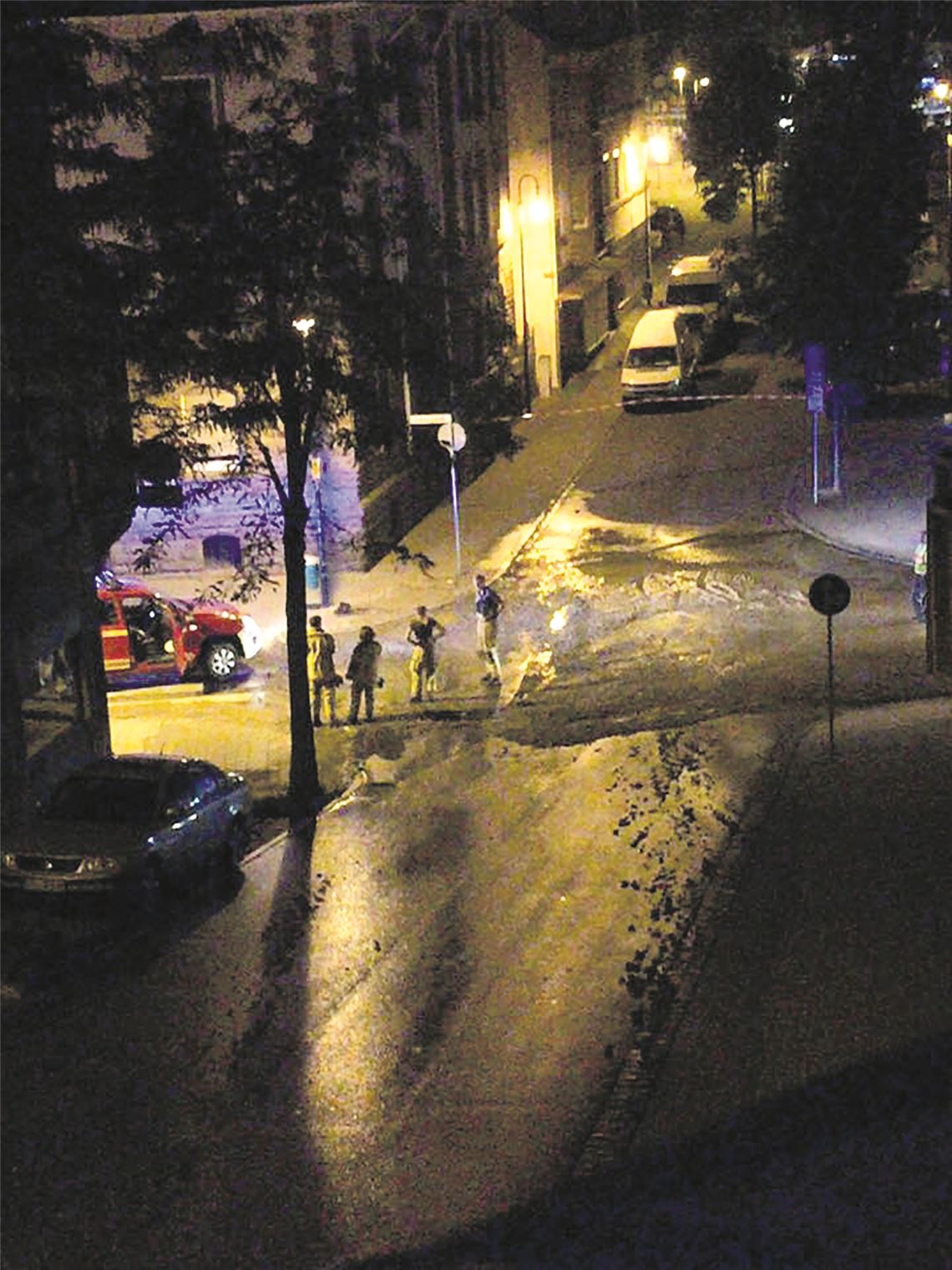 Kein Durchkommen mehr: Am Fuß der abschüssigen Poststraße, an der Kreuzung mit der Hindenburgstraße, bildet sich nach dem Rohrbruch ein kleiner See. Foto: privat