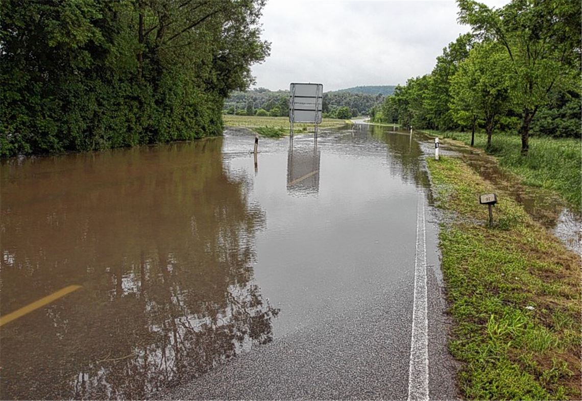 Kein Durchkommen mehr: In Ötisheim ist die Ortsumfahrung überschwemmt.
