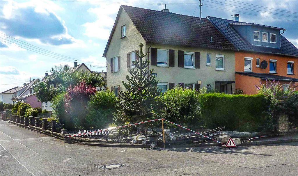 Kein Einzelfall: Der Auflieger eines Lkw hat den Gartenzaun niedergemäht. Fotos: privat