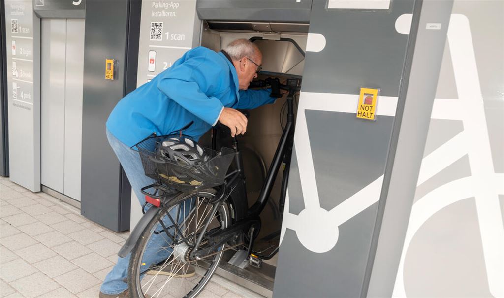 Kein Einzelfall: Rolf Czudzowitz versucht sein Fahrrad in das Fahrradparkhaus am Mühlacker Bahnhof einzustellen, aber es ist zu groß. Foto: Fotomoment