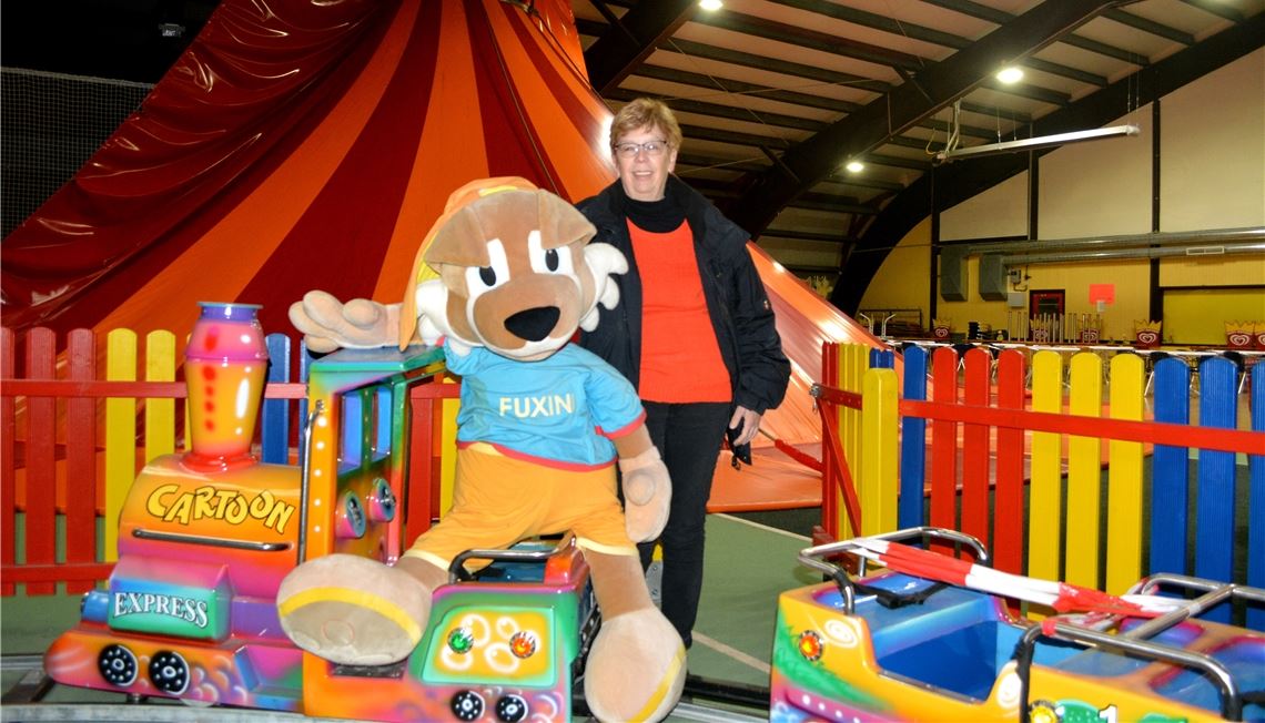 Kein Ende des Lockdowns in Sicht: Ulrike Fuchs und das Maskottchen „Fuxini“ sehnen die Zeit herbei, wenn sich die Kinder wieder auf dem Mühlacker Hallenspielplatz austoben können. Stahlfeld