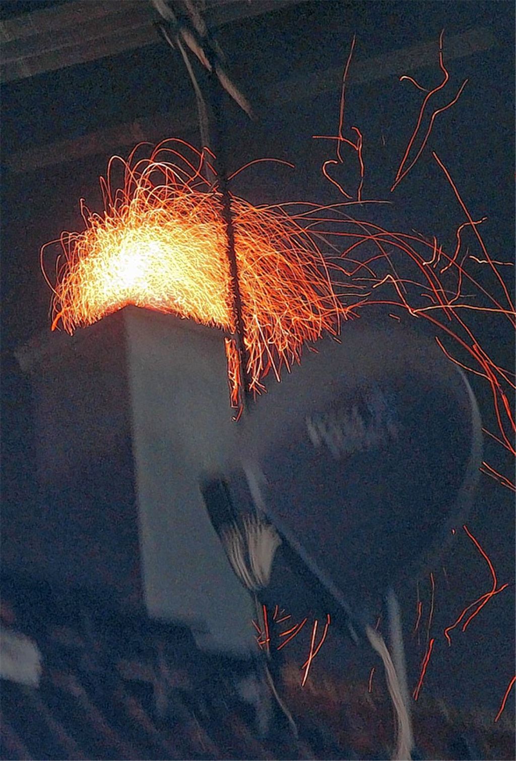 Kein Feuerwerk: Funken sprühen aus dem Kamin des Hauses am Marktplatz.