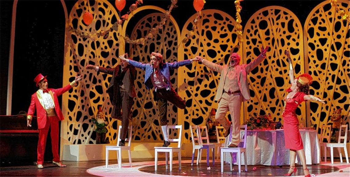 Kein „Feuerwerk“ auf der Bühne (v. li.): John Geoffrey Goldsworthy (Zirkusdirektor Obolski), Klaus Geber (Gustav Oberlolzer), Timo Päch (Fritz Oberholzer), Winfried Knoll (Heinrich Oberholzer) und April Hailer (Iduna).