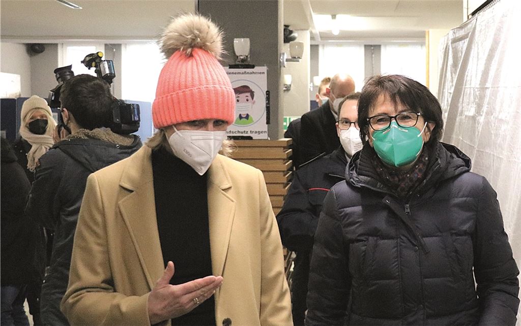 „Kein Grund zur Entwarnung“: Staatssekretärin Ute Leidig (re.) in der Pforzheimer Impfambulanz im Gespräch mit Kerstin Ladenburger, dortige medizinische Leiterin. Foto: Wewoda