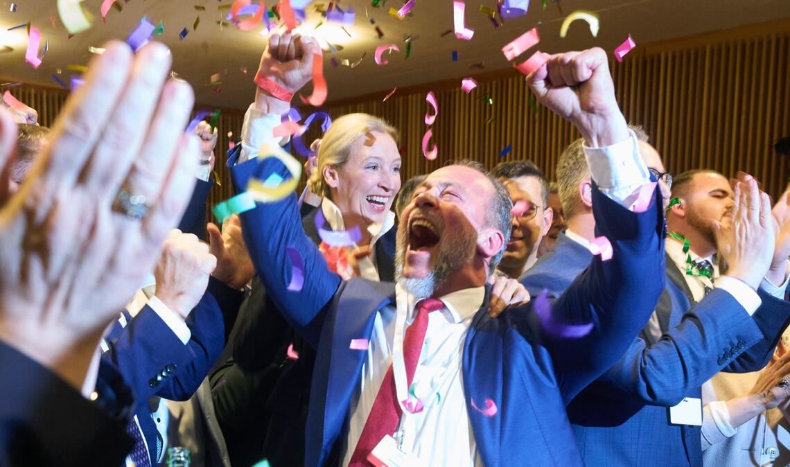 Kein Halten mehr: Jan Bollinger AfD-Spitzenkandidat in Rheinland-Pfalz und Parteichefin Alice Weidel jubeln über die Prognosen nach Schließung der Wahllokale.