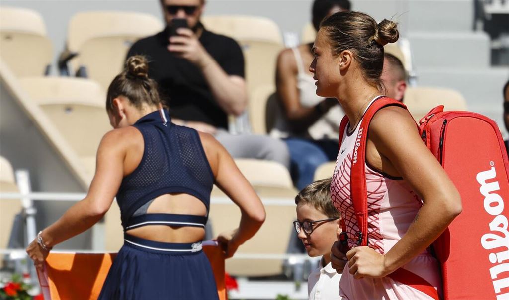 Kein Handschlag zwischen Marta Kostyuk (li.)  und Aryna Sabalenka