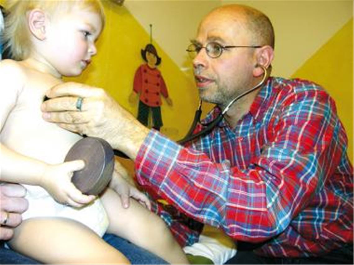 Kein Kinderspiel: Kinderärzte wie Matthias Effenberger stehen unter Druck.
Archivfoto: the