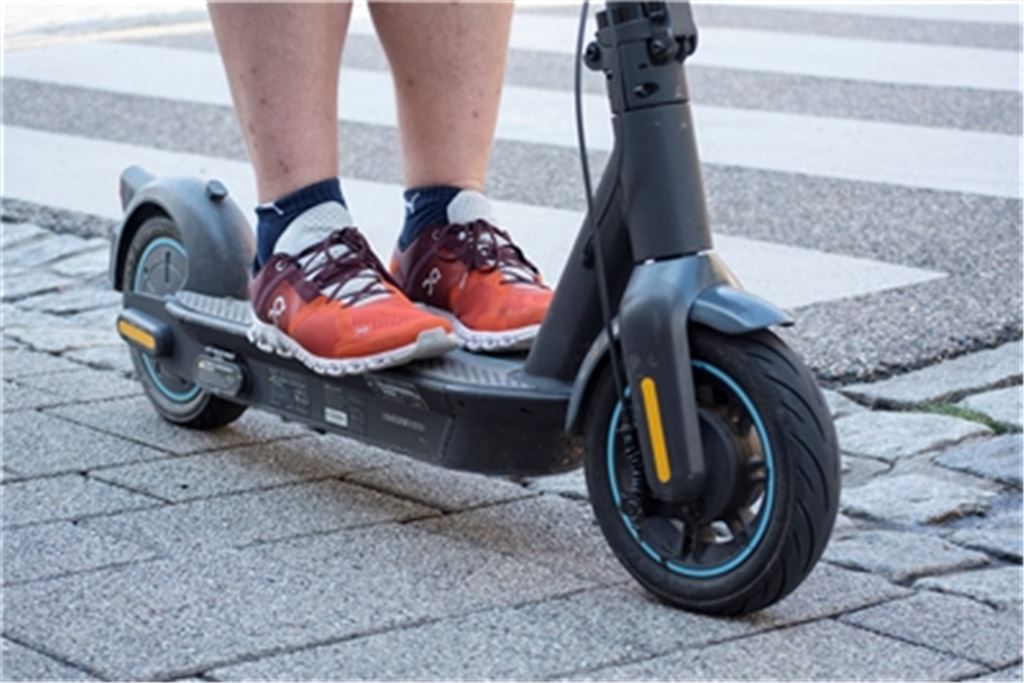 Kein Kinderspielzeug: Für die Handhabung der wendigen E-Scooter gelten im Straßenverkehr klare Regeln – zum Beispiel, was Alkohol am Lenker betrifft. Symbolfoto: Fotomoment