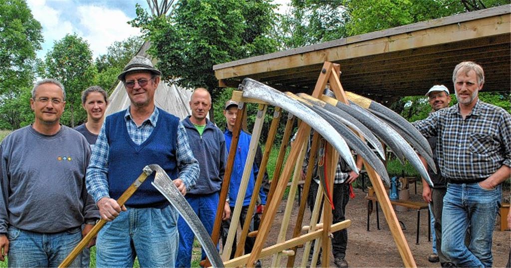 Kein Knattern des Rasenmähers und kein Benzingestank in der Nase: Hier wird zur Sense gegriffen.
