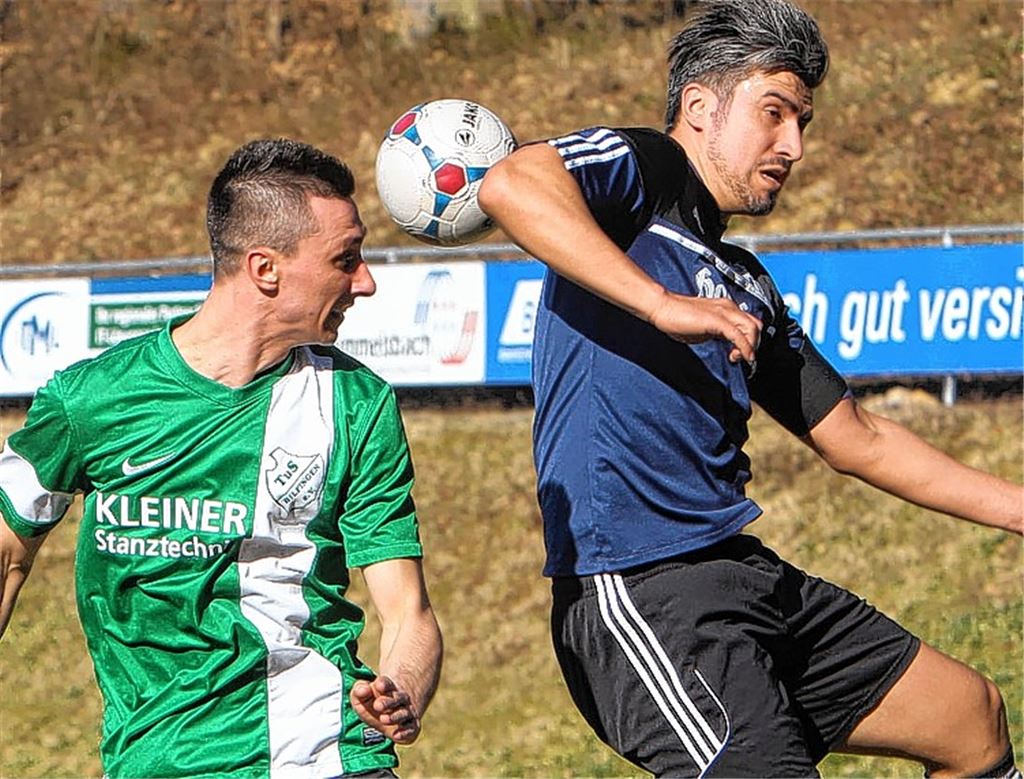 Kein Maßstab: Die TuS Bilfingen mit dem ehemaligen Oberliga-Spieler Cem Tatar aus Mühlacker (li.) ist für Sedat Tokgöz und die Fvgg 08 Mühlacker eine Nummer zu groß. Für das Heimspiel gegen die Sportfreunde am Sonntag rechnet sich der Aufsteiger hingegen Chancen aus. Foto: Rubner