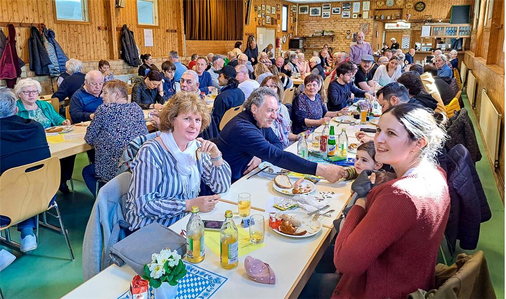 Kein Platz mehr frei: Blick ins Vereinsheim des Gesangvereins Liederkranz Serres bei seinem Weißwurst-Frühschoppen, der von einem Ensemble aus Großglattbach musikalisch umrahmt wird (unten). Fotos: privat