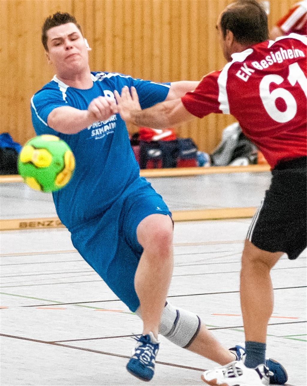 Kein Problem für Illingens Angreifer (in Blau), Schlusslicht Besigheim ist nur Staffage.  Foto: Zschorsch