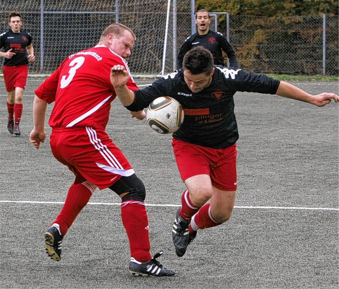 Kein Problem für die Großglattbacher Defensive um Christian Gläser (li.). Die Angriffe des TSV Wiernsheim sind einfach nicht gefährlich. Foto: Eigner