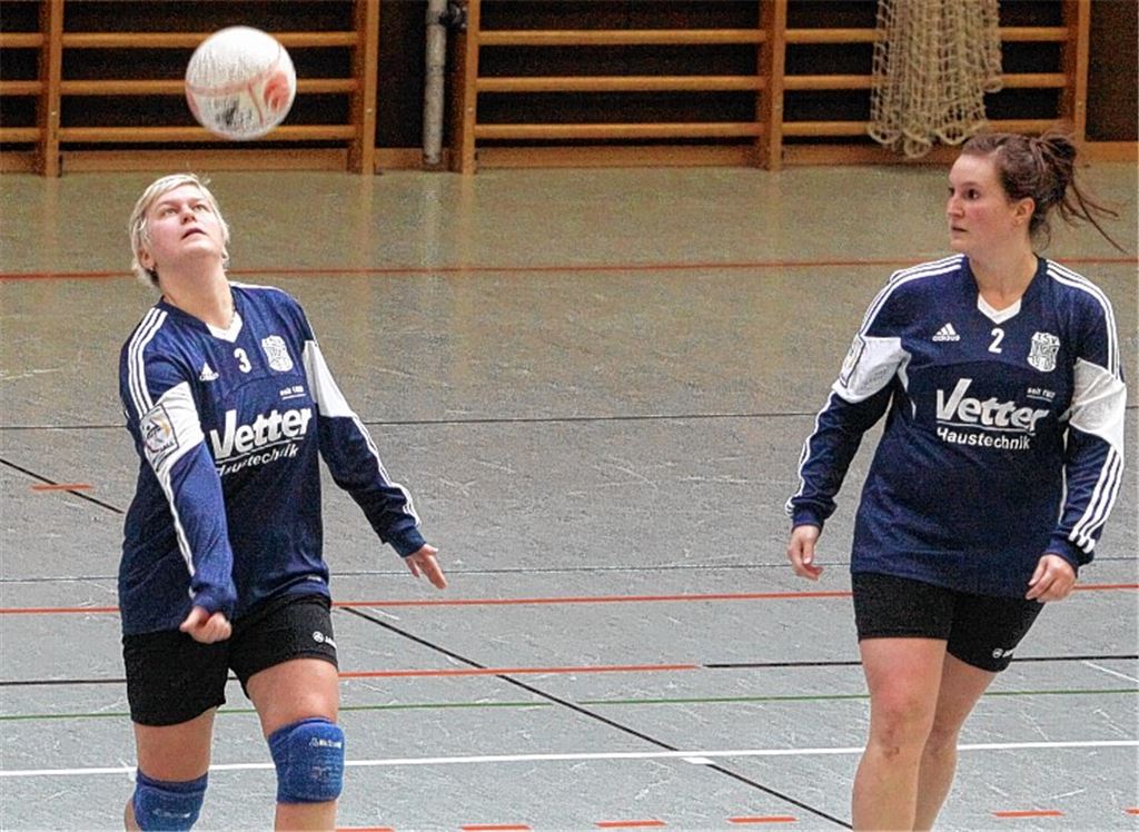 Kein Problem gegen Erlenmoos: Stephanie Frech (li.) bereitet den Angriffsschlag von Kristina Schnaugst vor. Foto: Eigner
