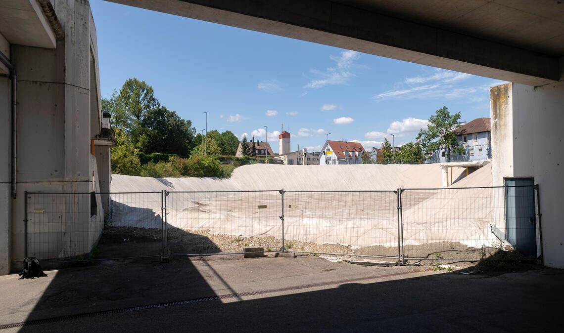 Kein Sahnestück: Bei der Mühlehof-Brache sind laut einer Analyse die Tiefgaragen-Reste und technischen Anlagen, die unter der Plane verborgen liegen, ein Problem. Fotos: Fotomoment