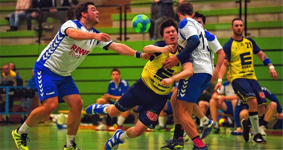 Kein Spaziergang, dieser Pflichtsieg: Die Mühlacker Handballer, hier Jannick Fuchs (Mitte), lassen gegen die Gäste aus Forst vor allem in der ersten Halbzeit einige Abschlüsse ungenutzt. Schüller