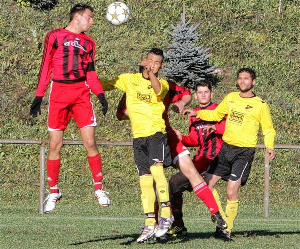 Kein Spiel zum Abheben: Das Derby zwischen TSV Maulbronn (in Rot) und FV Lienzingen braucht lange, um etwas Fahrt aufzunehmen. Foto: Eigner