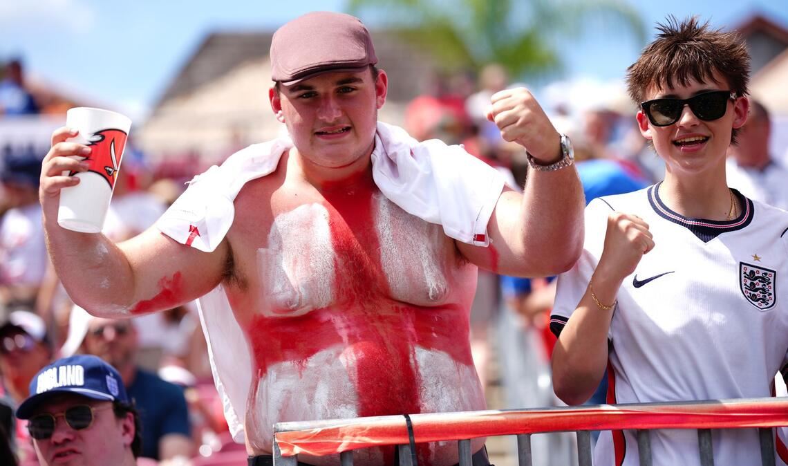 Kein T-Shirt nötig: England-Fans bei einem Freundschaftsspiel in Florida.