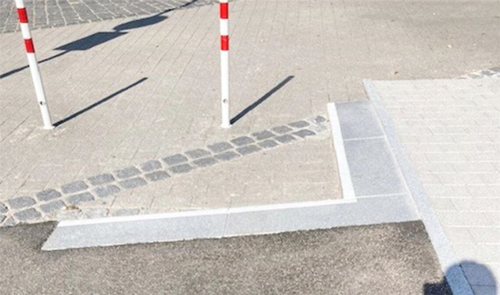 Kein Teil des neuen Radwegs: die „Stolperfalle“ beim Busbahnhof. Foto: privat