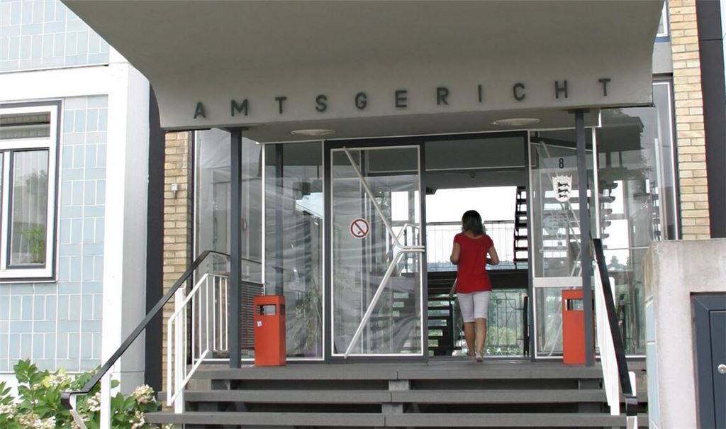 Kein Urteil wird im Pforzheimer Amtsgericht wegen eines Judenstern-Aufklebers an einem Laternenmast in Ispringen gefällt. Symbolfoto: Archiv/Ehmann