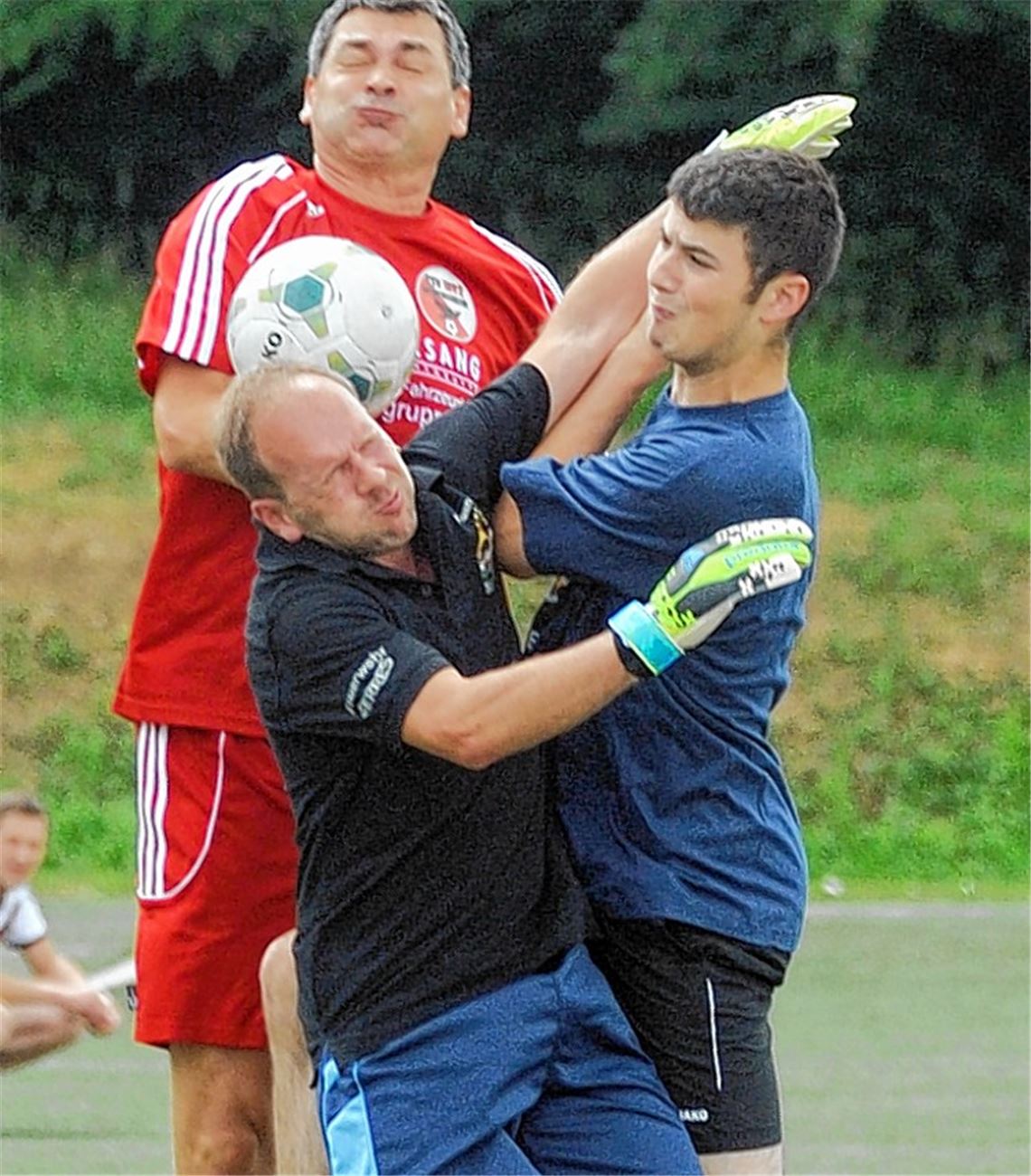 Kein Zuckerschlecken: Zwischen der AH des TSV Wiernsheim (in Rot) und dem Team der Feuerwehr Serres geht es zur Sache.