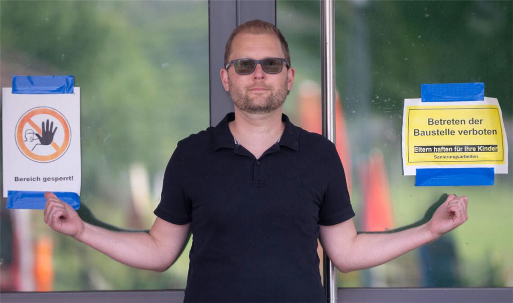 Kein Zutritt: Olaf Müller, stellvertretender Vorsitzender des TSV Mühlhausen, am Eingang zur Enztalhalle, die wegen einer Belastung mit polychlorierten Biphenylen (PCB) gesperrt ist. Die geplante Innensanierung, die längst hätte stattfinden sollen, ist verschoben. Selbst ein Abriss der Halle wird, weil eine Sanierung schwierig ist, nicht ausgeschlossen. Foto: Fotomoment