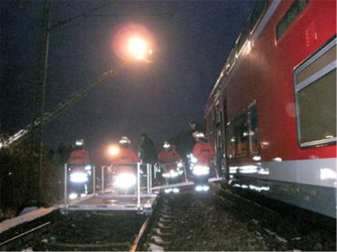 Kein alltäglicher Einsatz: Mit einer speziellen Rettungslore evakuiert die Feuerwehr über Nottreppen die Fahrgäste des Interregioexpress, der kurz zuvor einen Menschen überrollt hat. 
Foto: p