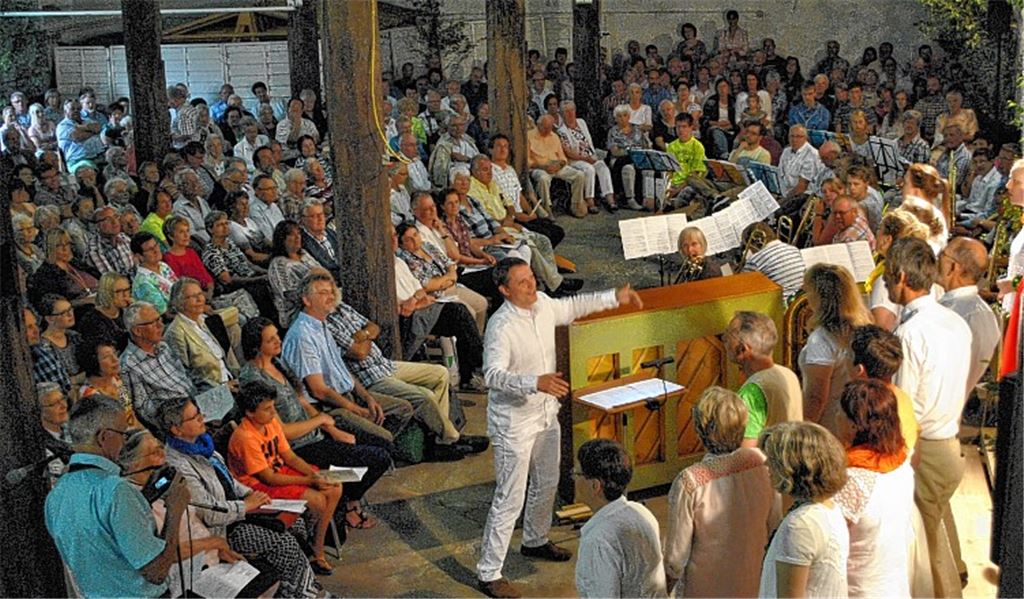 Kein freier Platz mehr: 300 Besucher genießen die Sommerserenade in der Kelter.