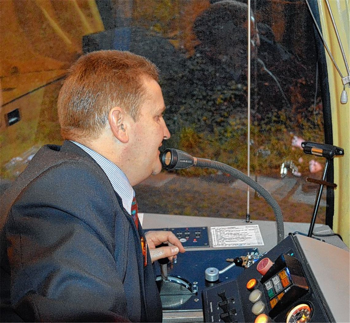 Kein gewöhnlicher Zugführer: Thomas Gunkel hat sich zum Ziel gesetzt, seine Fahrgäste am frühen Morgen zu bespaßen und sie dadurch in Schwung zu bringen.