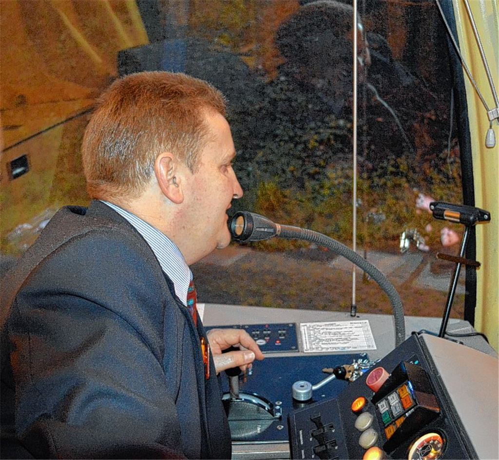 Kein gewöhnlicher Zugführer: Thomas Gunkel hat sich zum Ziel gesetzt, seine Fahrgäste am frühen Morgen zu bespaßen und sie dadurch in Schwung zu bringen.