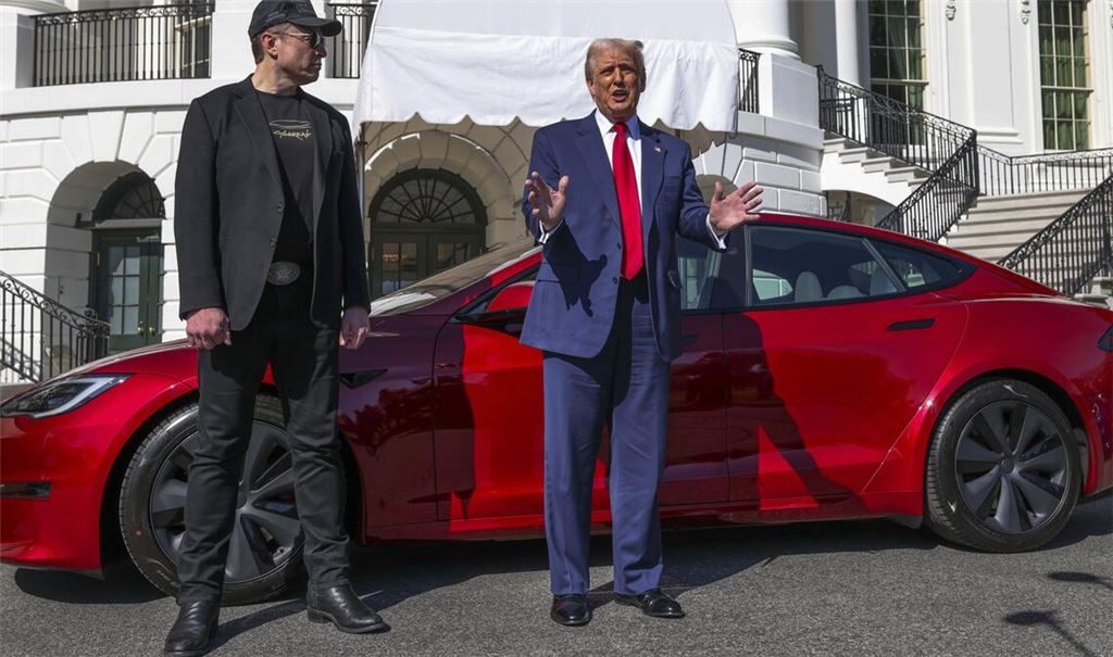 Kein halbes Jahr nach dem Zerwürfnis mit Elon Musk hat US-Präsident Donald Trump wieder gute Worte für den Tech-Milliardär übrig (Archivfoto).