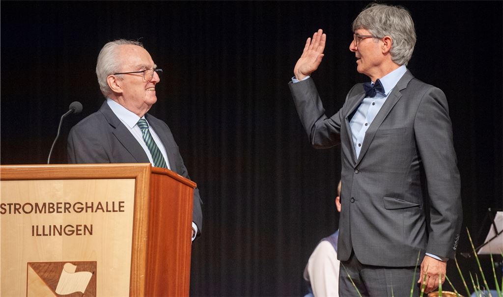 Kein lässiger „High-Five-Gruß“: Armin Pioch (re.) erhebt die Hand zum Schwur auf sein Amt, den ihm Winfried Scheuermann abnimmt. Fotos: Fotomoment