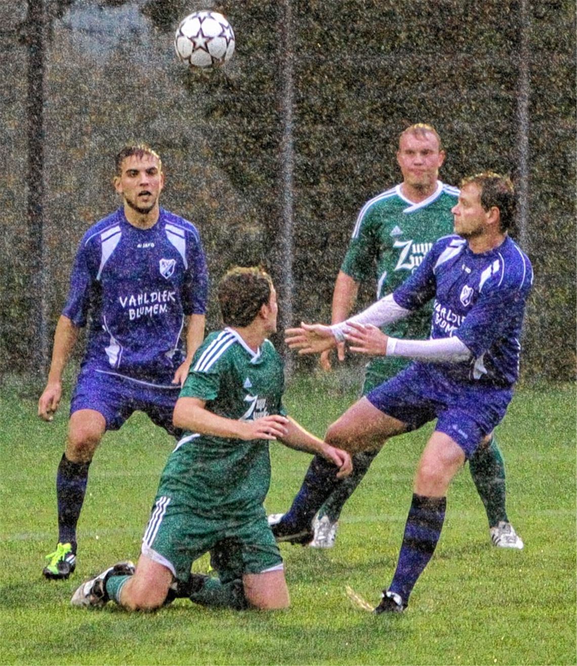 Kein leichter Stand bei heftigem Dauerregen: Trotzdem gelingen dem SV Iptingen ein flottes Spiel und frühe Tore durch Sascha Burger (hinten) und Julian Schreder (kniend). Foto: Eigner